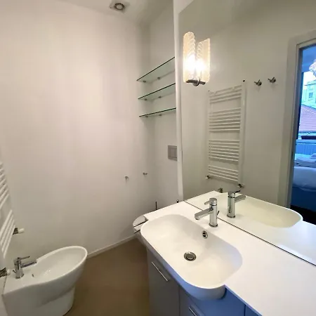 Charming Flat With Ac In Porta Venezia 아파트 *